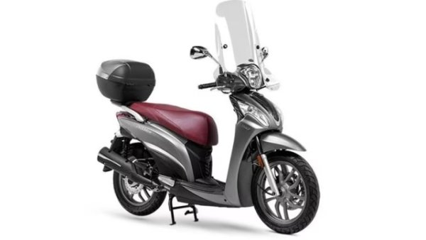 Компактен, удобен и практичен скутер, идеален за града. Сред най-големите му предимства обаче е и неговата достъпност , обобщена от базова цена от 2790 евро, която включва също съответстващата 33-литрова задна горна кутия и предното стъкло. 

Неговият двигател е силно свързан с този на Agility 125 , но в конфигурацията си е по-малко мощен, произвеждайки 9,3 к.с. при 7500 об/мин с пиков въртящ момент от 9 Нм , който се постига при 6000 об/мин. Формализираните от Kymco данни за потреблението и емисиите са съответно 42 км/л и 57 г/км, докато максималната скорост е около 85 км/ч.
 
Шасито е структурирано около рамка , изработена от стоманени тръби и пресовани плочи , комбинирана с 33 мм телескопична вилка и единично люлеещо се рамо с двоен регулируем амортисьор. People One 125 също използва 16-цолова предна джанта и 14-цолова задна. За да ги спре, той разчита съответно на 240 мм и 200 мм диск, двата захванати от двубутални шублери. За да го имате в гаража, Kymco изисква сума от не по-малко от 2790 евро .